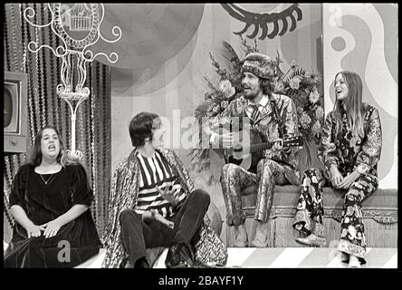 Groupe pop chantant, Mamas & Papas. CASS Elliot, Denny Doherty, John Phillips et Michelle Phillips se présentent au spectacle Ed Sullivan 9/24/1967. Image de 35 mm négative. Banque D'Images