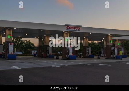 29 mars 2020 : une station-service Costco presque vide à San Diego pendant la pandémie de Coronavirus. (Image de crédit : © Rishi DekaZUMA Wire) Banque D'Images