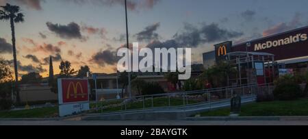 29 mars 2020: Un McDonalds presque vide à San Diego pendant la pandémie de Coronavirus. (Image de crédit : © Rishi DekaZUMA Wire) Banque D'Images