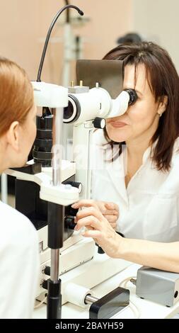 médecin ophtalmologiste en laboratoire d'opticiens d'examen avec patient féminin. Soins des yeux Banque D'Images