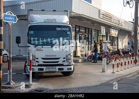 SAMUT PRAKAN, THAÏLANDE, 14 MARS 2020, le camion transporte les marchandises à la chaîne de détail. Approvisionnement en supermarché. Banque D'Images