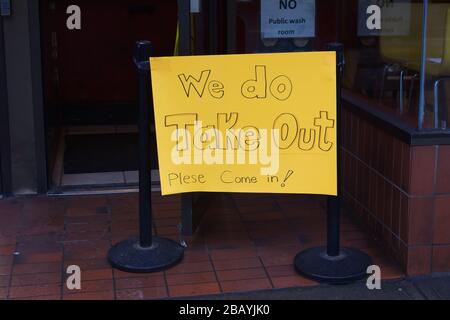 Vancouver, Canada - 28 mars 2020: Vue du panneau "nous faisons sortir" à l'entrée du restaurant local à Vancouver en raison de COVID-19(Coronavirus) Banque D'Images