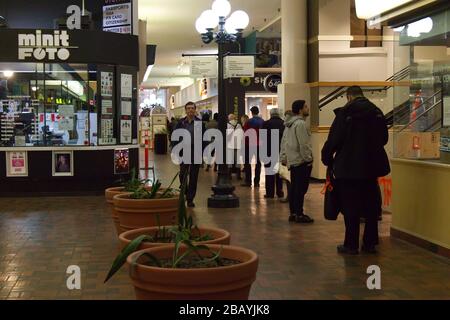 Vancouver, Canada - 20 mars 2020 : les gens s'unissent pour entrer dans le magasin sans frissons pratiquant l'éloignement social entre eux en raison de COVID-19. Banque D'Images