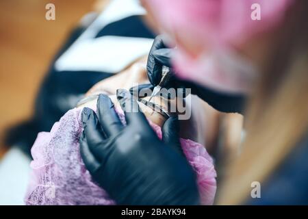Maître faire microblading maquillage permanent de sourcil pour femme avec tatouage-pistolet Banque D'Images