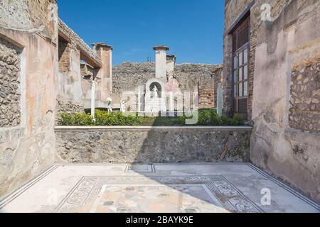 Italy-March,Pompéi 27, 2016 : colonnes et des ruines à l'intérieur du site archéologique de Pompéi, près de Naples au cours d'une journée d'été. Banque D'Images