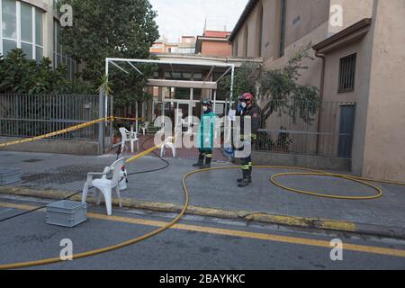 Les pompiers de Barcelone désinfectent une résidence où il y a eu des morts de coronavirus et quelques positifs. Banque D'Images