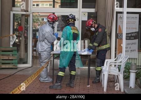 Les pompiers de Barcelone désinfectent une résidence où il y a eu des morts de coronavirus et quelques positifs. Banque D'Images