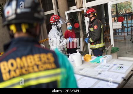 Les pompiers de Barcelone désinfectent une résidence où il y a eu des morts de coronavirus et quelques positifs. Banque D'Images