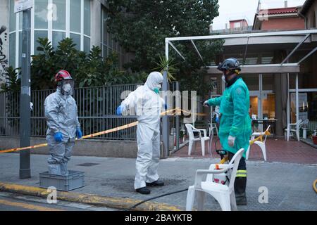 Les pompiers de Barcelone désinfectent une résidence où il y a eu des morts de coronavirus et quelques positifs. Banque D'Images