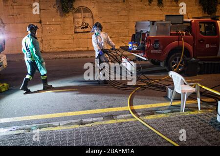 Les pompiers de Barcelone désinfectent une résidence où il y a eu des morts de coronavirus et quelques positifs. Banque D'Images