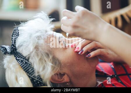 la femme mûre donne l'oeil se dépose à la maison Banque D'Images