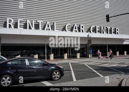 Les passagers marchent de l'autre côté de la rue vers le centre de location de voitures de l'aéroport international de San Jose après leur arrivée le dimanche 16 février 2020. Banque D'Images