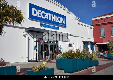 Les acheteurs entrant dans le magasin de Decathlon du détaillant français d'articles de sport dans le quartier de Mission à San Francisco, Californie, le 23 février 2020. Banque D'Images