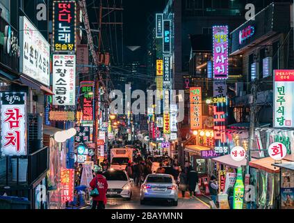 Néons, lumières et gens dans la rue, scène nocturne dans un gangnam, Séoul, Corée du Sud Banque D'Images