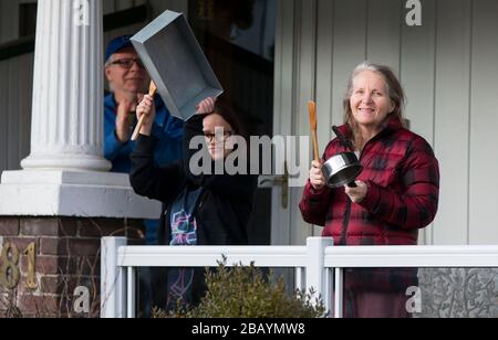 Toronto, Canada. 29 mars 2020. Les gens frappent les casseroles et les poêles lorsqu'ils participent à un événement quotidien en soirée en faisant du bruit à l'extérieur de la maison pour encourager tous les travailleurs de santé de première ligne à s'attaquer au COVID-19 à Toronto, Canada, le 29 mars 2020. Crédit: Zou Zheng/Xinhua/Alay Live News Banque D'Images