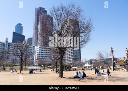 Séoul, Corée du Sud. 29 mars 2020. Les gens sont vus se détendre au parc Yeouido Hangang.les résidents de Corée du Sud se réunissent encore en grand nombre après que le gouvernement a officiellement recommandé aux gens de garder la distance sociale comme mesure préventive contre la propagation du Coronavirus. Crédit: SOPA Images Limited/Alay Live News Banque D'Images