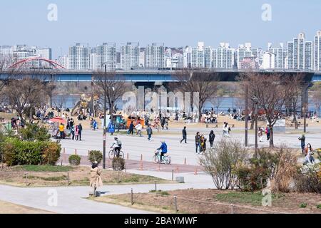 Séoul, Corée du Sud. 29 mars 2020. Les gens sont vus au parc Yeouido Hangang.les résidents de Corée du Sud se réunissent encore en grand nombre après que le gouvernement a officiellement recommandé aux gens de garder la distance sociale comme mesure préventive contre la propagation du Coronavirus. Crédit: SOPA Images Limited/Alay Live News Banque D'Images