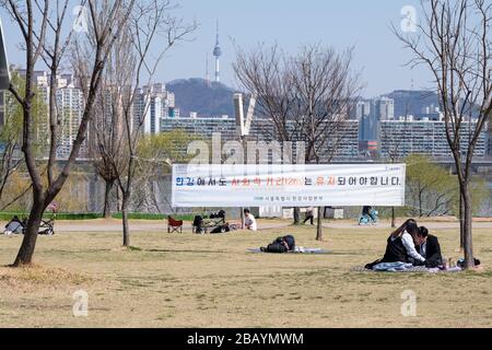 Séoul, Corée du Sud. 29 mars 2020. Les gens sont vus se détendre au parc Yeouido Hangang.les résidents de Corée du Sud se réunissent encore en grand nombre après que le gouvernement a officiellement recommandé aux gens de garder la distance sociale comme mesure préventive contre la propagation du Coronavirus. Crédit: SOPA Images Limited/Alay Live News Banque D'Images