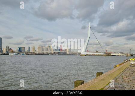 Rotterdam - 12 février 2019 : Rotterdam, les Pays-Bas au centre-ville au crépuscule en Hollande méridionale, Rotterdam, Pays-Bas. Partie du quai au Banque D'Images