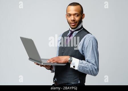 professionnel afro-américain homme d'affaires tenant ordinateur portable Banque D'Images
