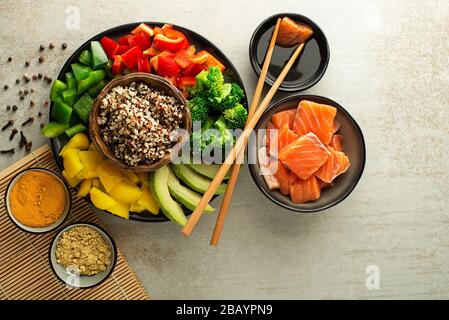Cuisine de la nourriture saine chinoise avec de la sauce soja de steak de saumon et des légumes mélangés. Concept de cuisine saine Banque D'Images