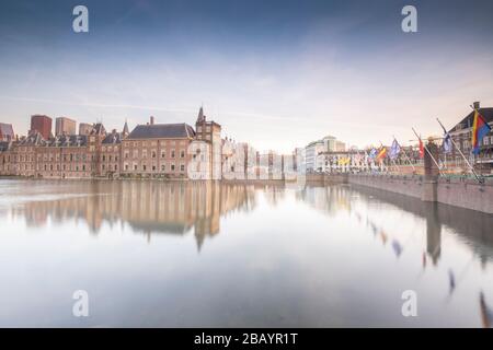 La Haye - 17 février 2019 : la Haye, les Neherlands. Vue sur le Binnenhof historique avec le lac Hofvijver en soirée à la Haye, le Banque D'Images