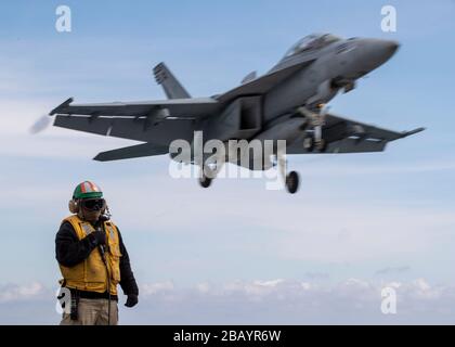 Le chef de l'aviation Boatswain's Mate (équipement) Reginald Leonard, de Marshall, Texas, affecté au département aérien de l'USS Gerald R. Ford (CVN 78), surveille la ligne de faute sur le pont de vol du navire, pendant les opérations de vol le 27 mars 2020. Ford est en cours dans l'océan Atlantique en menant des qualifications de transporteur. (ÉTATS-UNIS Photo marine par Mass Communication Specialist Seaman Apprentice Riley McDowell) Banque D'Images