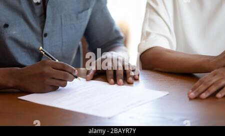 Homme africain mettant la signature sur l'image de gros plan de l'accord Banque D'Images