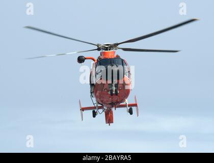 Un hélicoptère Dolphin de la station aérienne Barbers point MH-65 approche de la terrasse de vol de la Garde côtière Cutter Kimball (WMSL 756) au large d'Hawaï, le 12 mars 2020. L'équipage du Kimball était en train de suivre une formation en vol avec l'équipage de l'Air Station Barbers point. (ÉTATS-UNIS Photo de la Garde côtière par Petty Officer 3ème classe Matthew West/libéré) Banque D'Images