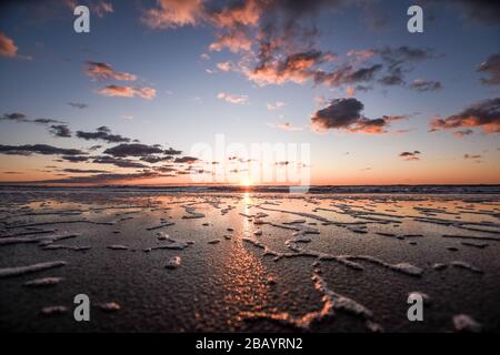 Dierhagen, Allemagne. 29 mars 2020. Dierhagen - Ost, Allemagne Mars 2020 Ostseestrand - Mars - 2020 coucher de soleil/mer/inondation | usage dans le monde crédit: dpa/Alay Live News Banque D'Images