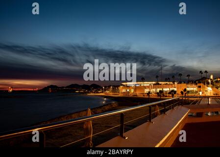 Coucher de soleil spectaculaire sur la Croisette à Cannes, France avec Palais des Festivals en arrière-plan Banque D'Images