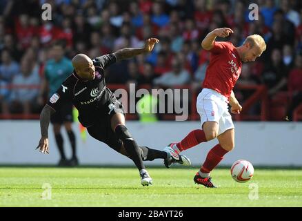 Simon Gillett (à droite) de Nottingham Forest et Marlon King (à gauche) de Birmingham City en action Banque D'Images