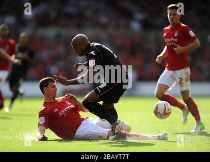 Daniel Ayala (à gauche) de la forêt de Nottingham s'attaque au Marlon King de Birmingham City. Banque D'Images