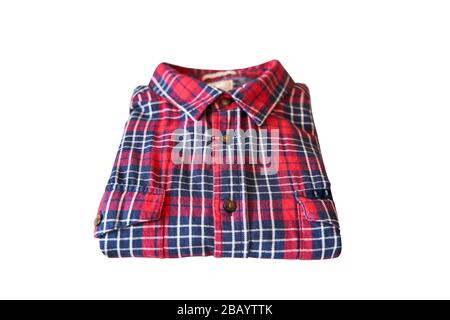 Chemise en flanelle à damier rouge repliée sur un fond blanc isolé Banque D'Images