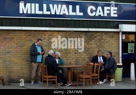 Les fans peuvent prendre un rafraîchissement au Millwall Cafe en face du Den, qui abrite le Millwall Football Club Banque D'Images