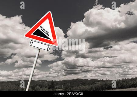 Chute de l'économie. Krach boursier. Le panneau de signalisation routière craque l'économie sur fond noir et blanc. Crise financière. Banque D'Images