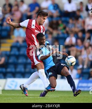 Le pack Marlon de Cheltenham Town (à gauche) et la bataille Joel Grant de Wycombe Wanderers pour le ballon Banque D'Images