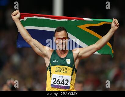 L'Oscar Pistorius d'Afrique du Sud célèbre la victoire de l'or dans un nouveau record paralympique pendant la finale des hommes de 400 m - T 44 au stade olympique de Londres Banque D'Images