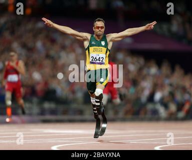 L'Oscar Pistorius d'Afrique du Sud célèbre la victoire de l'or dans un nouveau record paralympique pendant la finale des hommes de 400 m - T 44 au stade olympique de Londres Banque D'Images