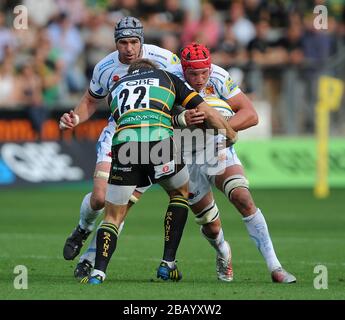 Tom Johnson, chefs d'Exeter, est abordé par Stephen Myler, de Northampton Saint. Banque D'Images