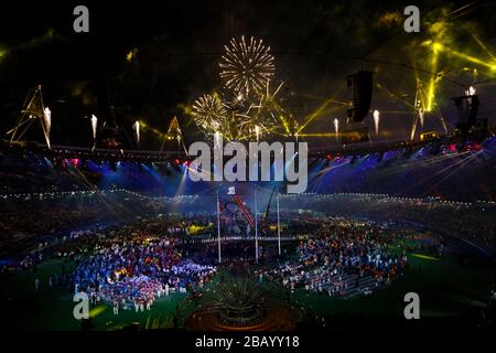 Les feux d'artifice s'éteignent à la fin de la cérémonie de clôture au stade olympique de Londres. Banque D'Images