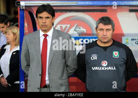 Chris Coleman (à gauche), responsable du Pays de Galles, et Osian Roberts, entraîneur Banque D'Images