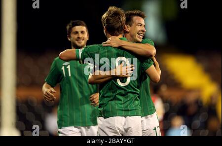 Kevin Doyle (centre), de la République d'Irlande, célèbre son troisième but avec les coéquipiers Sean St Ledger (droite) et Shane long (gauche) Banque D'Images