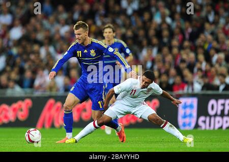 Alex Oxlade-Chamberlain (à droite) et Andriy Yarmolenko (à gauche) de l'Angleterre se battent pour le ballon Banque D'Images