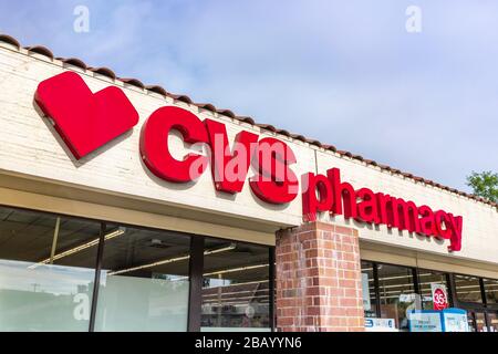 24 mars 2020 Sunnyvale / CA / USA - gros plan du logo CVS / pharmacie au-dessus de l'entrée à l'un de leurs emplacements dans la baie de San Francisco Banque D'Images