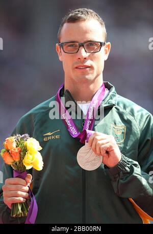 Oscar Pistorius, médaillé d'argent en Afrique du Sud, célèbre avec sa médaille après avoir fait la compétition dans les 200 m - T 44 des hommes Banque D'Images