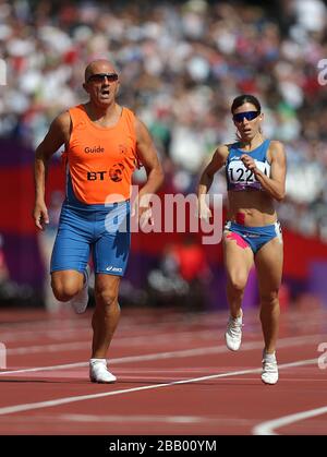 Elisabetta Stefanini (à droite) et le guide Massimo di Marcello au cours de la première partie, Heat 2 des 400 m femmes - Banque D'Images