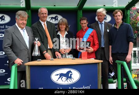 Le formateur Sir Michael Stote (à gauche) et le jockey Richard Hughes (au centre droit) remportent leurs prix après que Dank ait remporté le Thoroughbred Breeders Association Atalanta Stakes. Banque D'Images