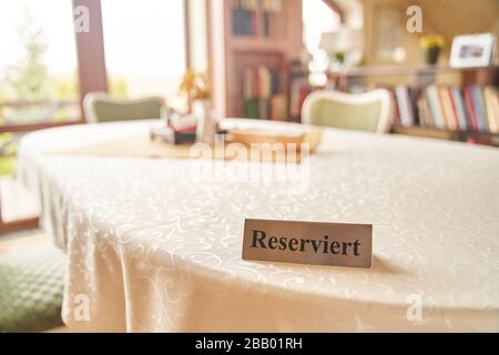 Plaque de fer avec inscription réservée sur une table dans un restaurant. Banque D'Images