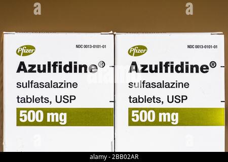 29 mars 2020 Sunnyvale / CA / USA - boîtes de Sulfasalazine; Sulfasalazine, vendu par Pfizer sous le nom commercial Azulfidine, est un médicament pour la polyarthrite rhumatoïde Banque D'Images